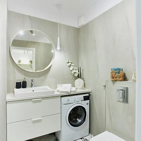 Golden Hour Apartments- Odrowcow